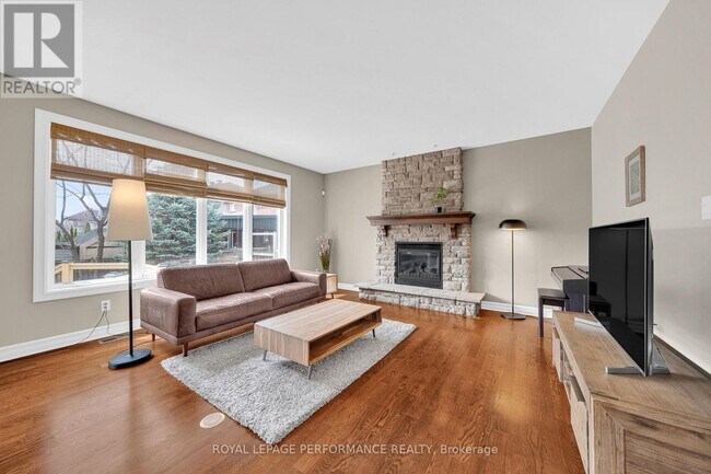 590 Kochar Dr in Ottawa, ON - Building Photo - Building Photo