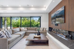 2505 Edgemont Blvd in North Vancouver, BC - Building Photo