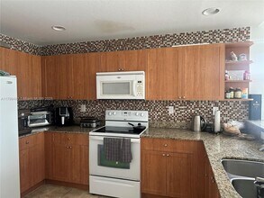 8999 NW 107th Ct in Doral, FL - Building Photo - Building Photo