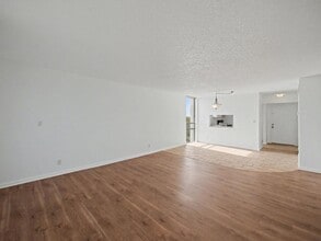 4800 Bayview Dr, Unit 606 in Fort Lauderdale, FL - Foto de edificio - Building Photo