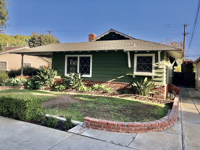 210 E 18th St, Unit Front in Costa Mesa, CA - Foto de edificio - Building Photo