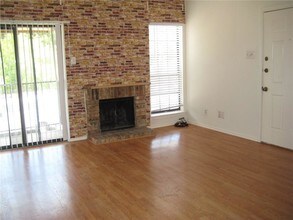 1503 N Garrett Ave-Unit -202 in Dallas, TX - Building Photo - Building Photo