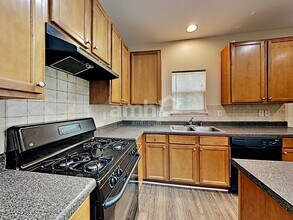 585 Creek Valley Ct in Stockbridge, GA - Building Photo - Building Photo