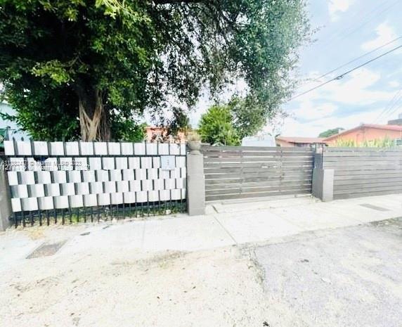 2215 NW 33rd St-Unit -1 in Miami, FL - Building Photo - Building Photo