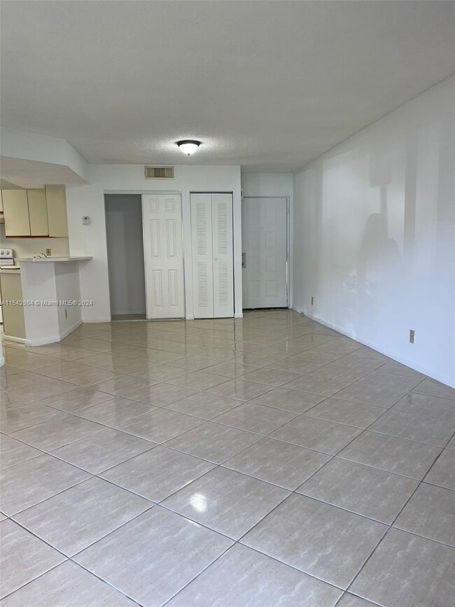 8721 Wiles Rd, Unit 107 in Coral Springs, FL - Building Photo - Building Photo