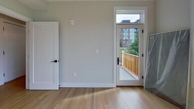 104 Warren St, Unit 5 in Boston, MA - Foto de edificio - Building Photo