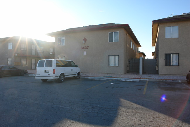 3437 E Cheyenne Ave in North Las Vegas, NV - Building Photo - Building Photo