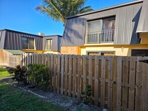 2359 Waterside Dr in Lake Worth Beach, FL - Building Photo - Building Photo