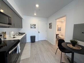 Beautiful and Spacious 1 bed/1 bath Apartment ~ Comes with Appliances, All Utilities Included, No... in Los Angeles, CA - Foto de edificio - Building Photo