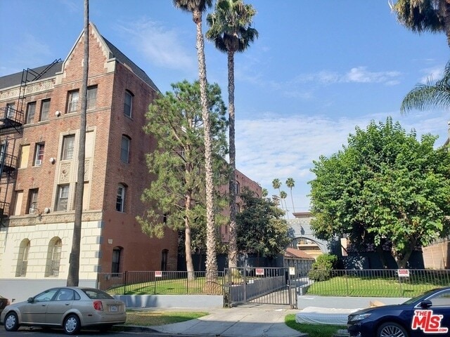 property at 329 S Manhattan Pl
