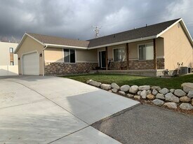 1642 E Fort Union Blvd in Cottonwood Heights, UT - Building Photo