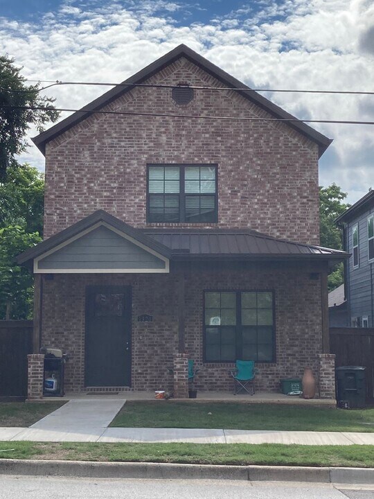 1320 S College Ave in Fayetteville, AR - Foto de edificio