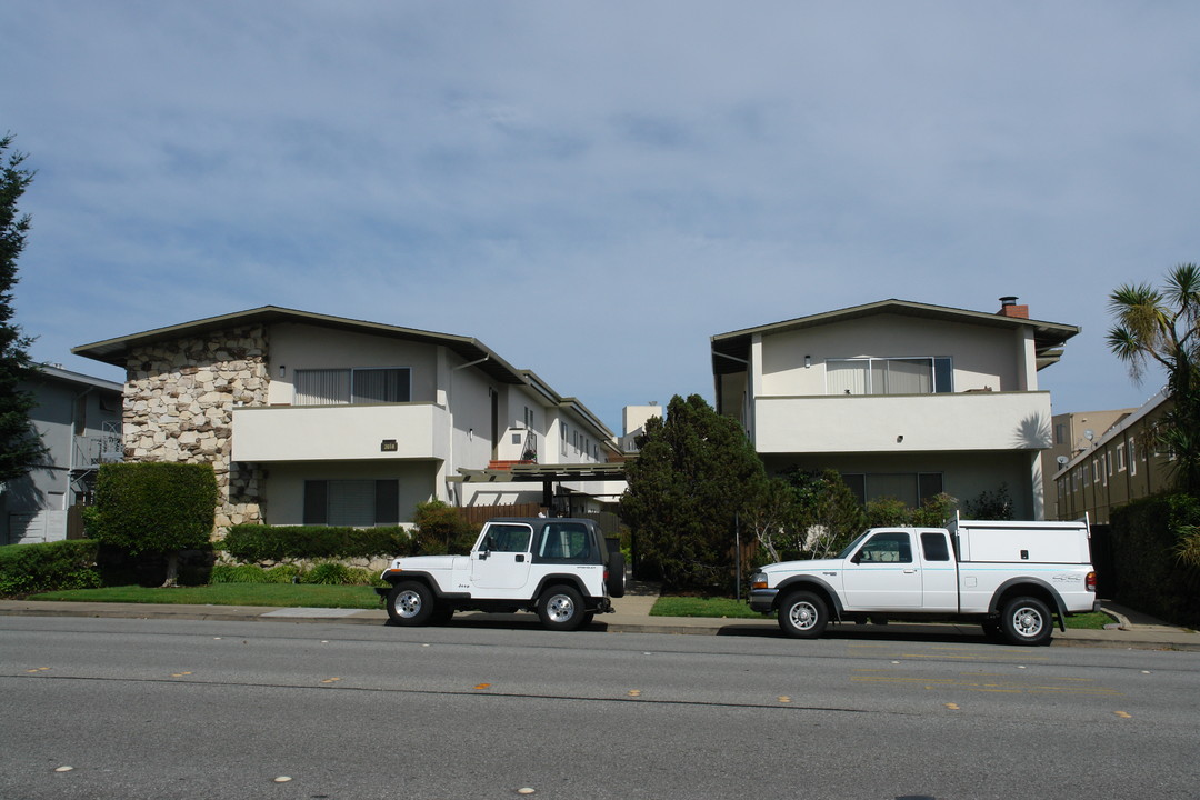 2018 Trousdale Dr in Burlingame, CA - Building Photo