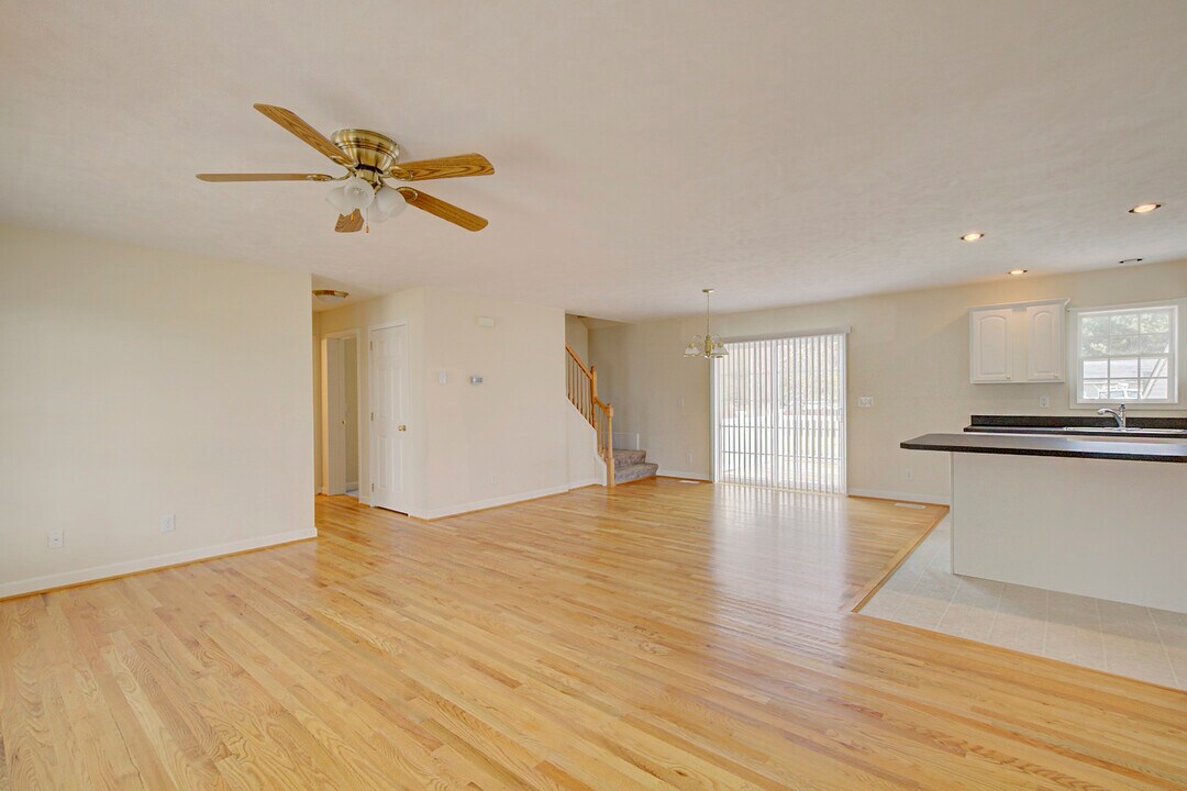 9469 Glass Rd in Hayes, VA - Foto de edificio