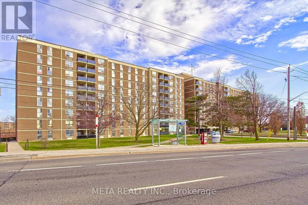2825-2825 Islington Ave in Toronto, ON - Building Photo