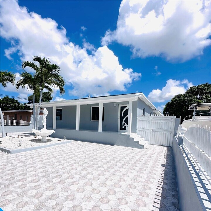 82 E 16th St in Hialeah, FL - Building Photo
