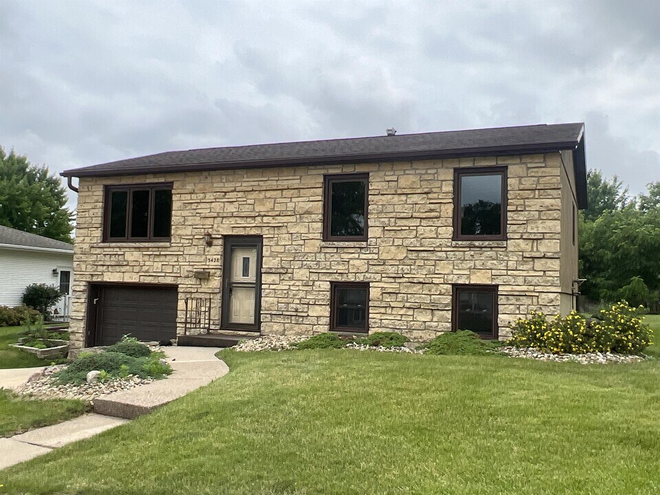 3428 Dove St in Dubuque, IA - Building Photo