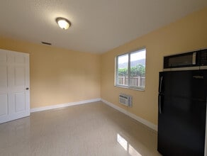 1571 NE 109th St in Miami, FL - Building Photo - Building Photo