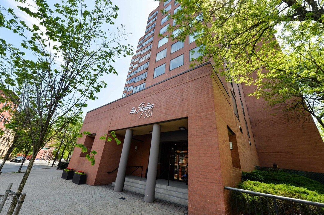 551 Observer Hwy in Hoboken, NJ - Building Photo