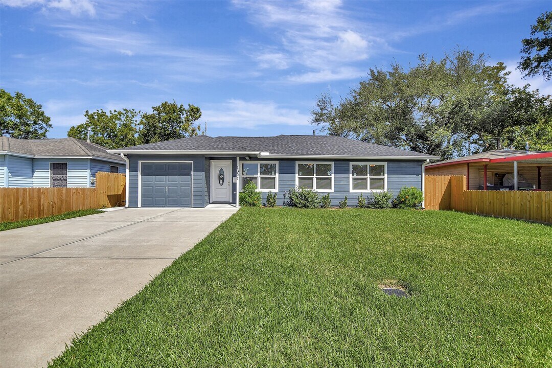 1307 Belshire Rd in Pasadena, TX - Building Photo