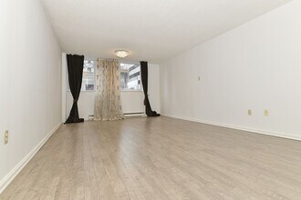 409-360 Bloor St E in Toronto, ON - Building Photo - Building Photo