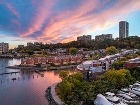 11 Vela Way in Edgewater, NJ - Building Photo