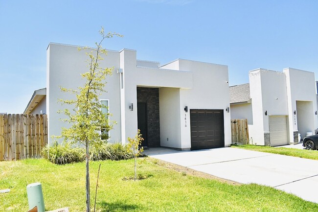 1416 Los Estribos Dr in Laredo, TX - Foto de edificio - Building Photo