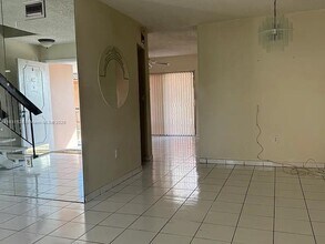 5851 W 20th Ave in Hialeah, FL - Foto de edificio - Building Photo