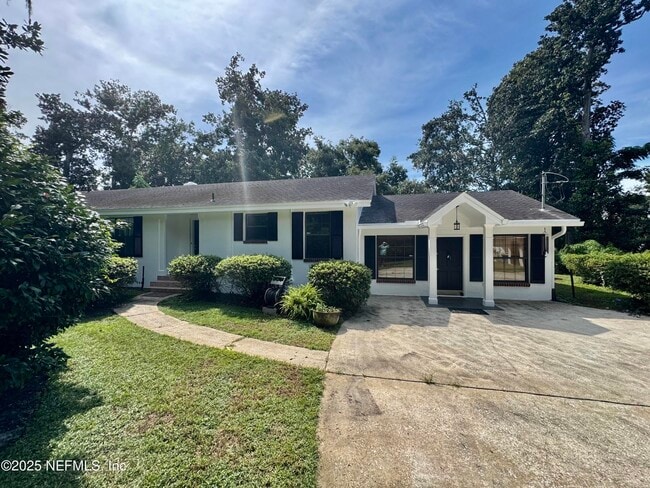 property at 1692 E Holly Oaks Lake Rd