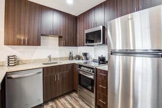 Roe 107 in Overland Park, KS - Foto de edificio - Building Photo