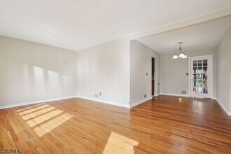 10 Donnalin Pl in Clifton, NJ - Foto de edificio - Building Photo