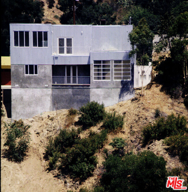 8436 Brier Dr in Los Angeles, CA - Foto de edificio - Building Photo