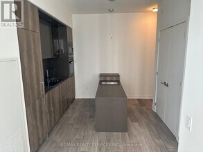 11 Yorkville Ave in Toronto, ON - Building Photo - Building Photo