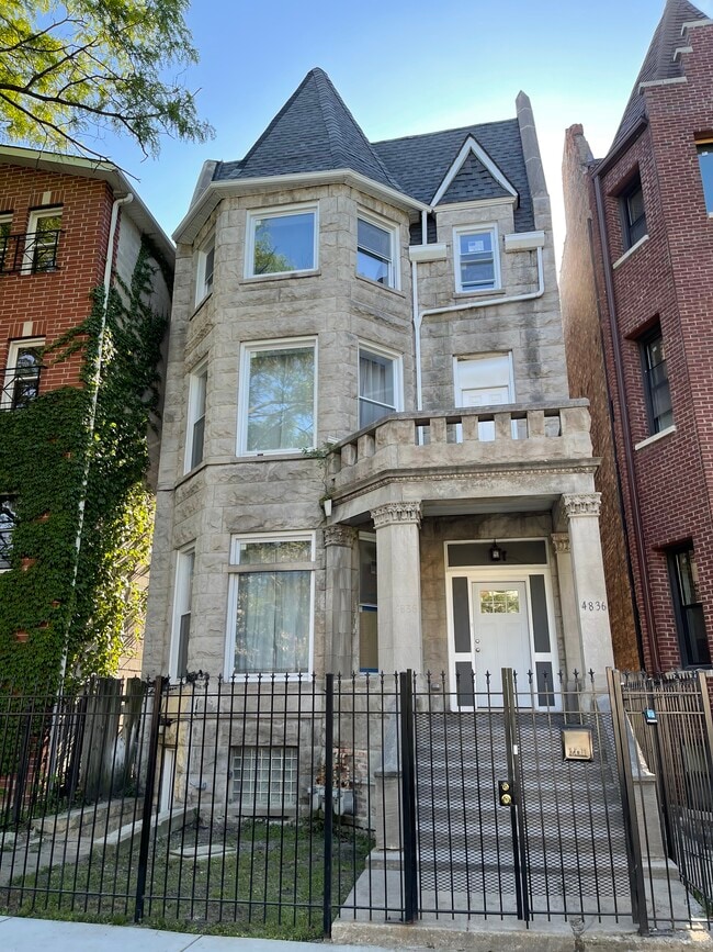 4836 S Michigan Ave, Unit Furnished Garden Unit in Chicago, IL - Building Photo - Building Photo