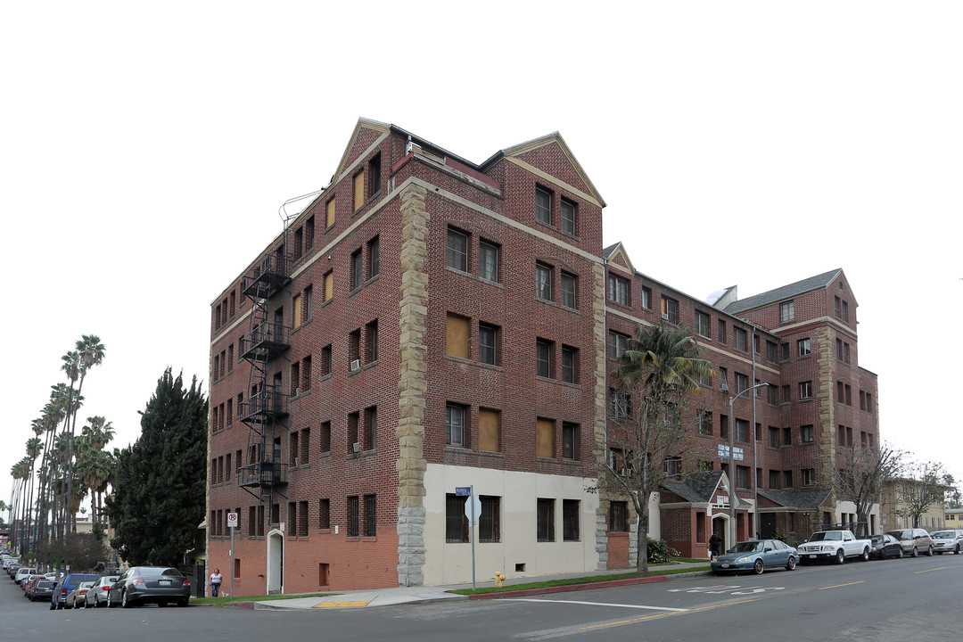 2700 San Marino St in Los Angeles, CA - Foto de edificio
