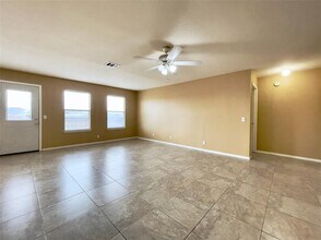 318 Mitchell Dr in Hutto, TX - Building Photo - Building Photo