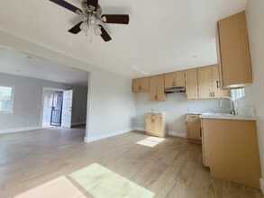 14248 Gilmore St, Unit 7 in Los Angeles, CA - Building Photo - Building Photo