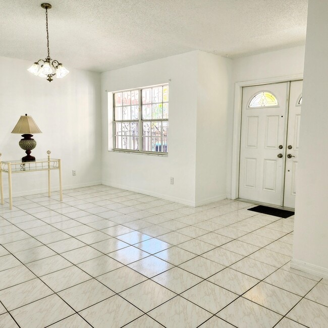 13414 NW 8th St in Miami, FL - Building Photo - Building Photo
