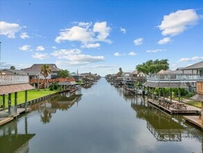 933 Bonita Dr in Hitchcock, TX - Building Photo - Building Photo