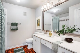 Vista 121 Apartment Homes in Lewisville, TX - Foto de edificio - Building Photo