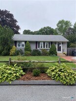 8 Overlook Ave in Groton, CT - Building Photo