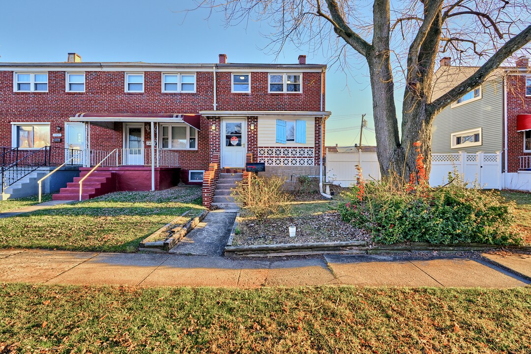 1421 Hopewell Ave in Essex, MD - Building Photo