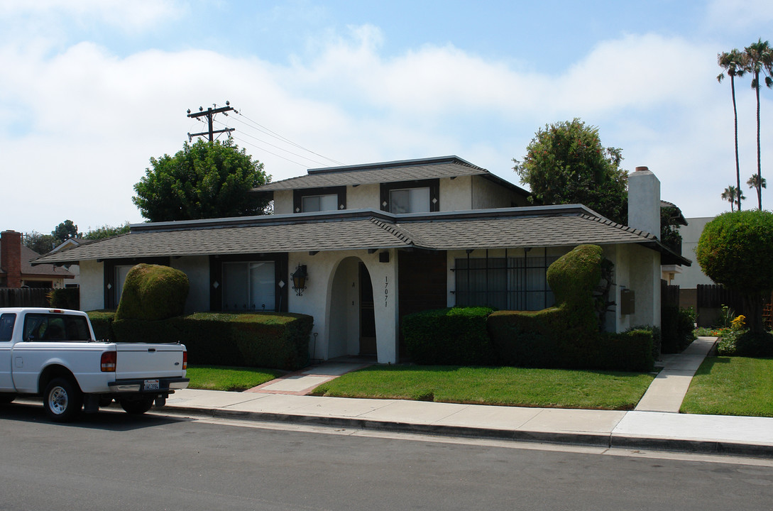 17071 Pinehurst Ln in Huntington Beach, CA - Building Photo