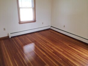 28 Stockbridge St in Hadley, MA - Building Photo - Building Photo