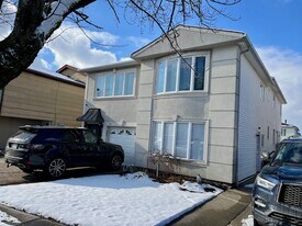 42 Gadsen Pl in Staten Island, NY - Building Photo