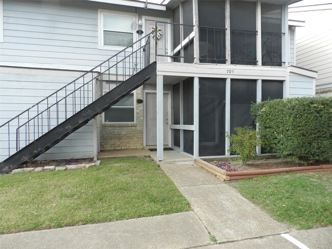 704 Memorial Mews St