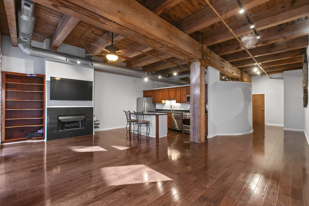 360 W Illinois St, Unit 320 in Chicago, IL - Building Photo