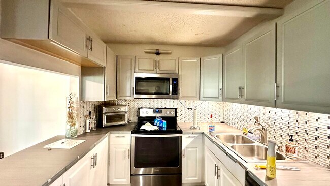 533 Shady Pine Way in Greenacres, FL - Building Photo - Building Photo