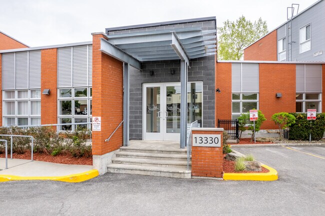 Villas Pierrfonds in Pierrefonds, QC - Building Photo - Building Photo