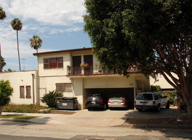 907 N Poinsettia Pl in Los Angeles, CA - Foto de edificio - Building Photo